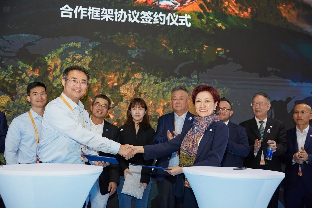 一群男人和女人站在桌子邊AI 生成的內容可能不正確。