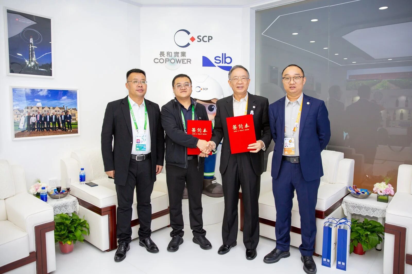 一群穿著西裝的人AI 生成的內容可能不正確。