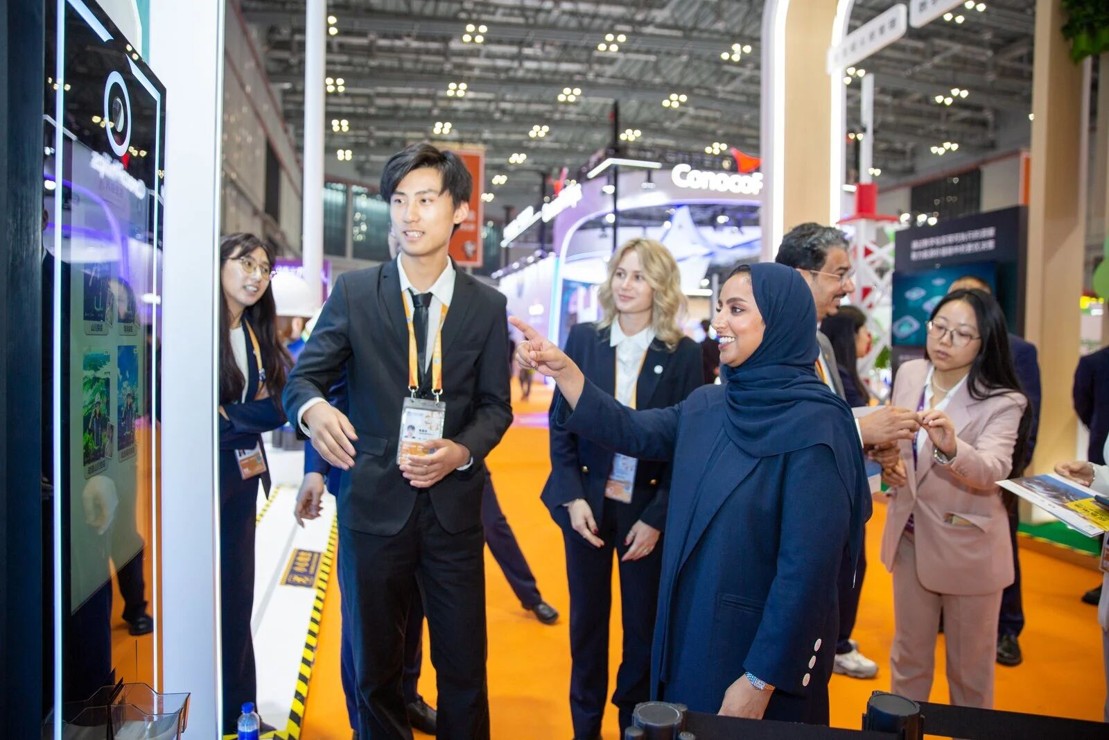 商店外的西裝人們站在一起AI 生成的內容可能不正確。