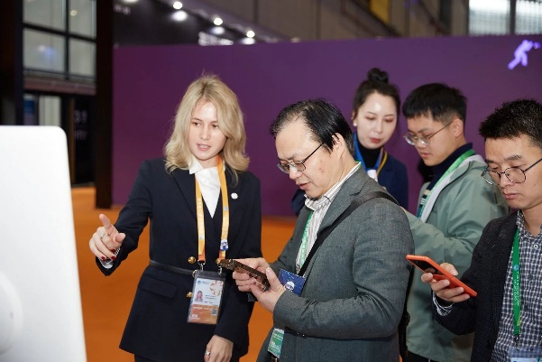 人們站在一起AI 生成的內容可能不正確。