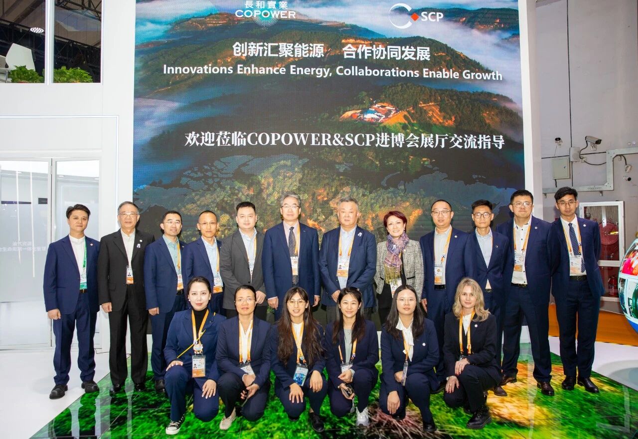 一群人站在壁報板前AI 生成的內容可能不正確。