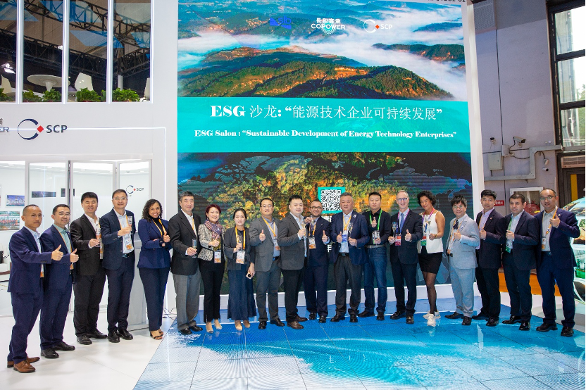 一群人站在一起AI 生成的內容可能不正確。