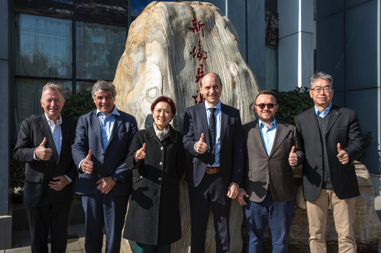 一群穿著西裝的人AI 生成的內容可能不正確。