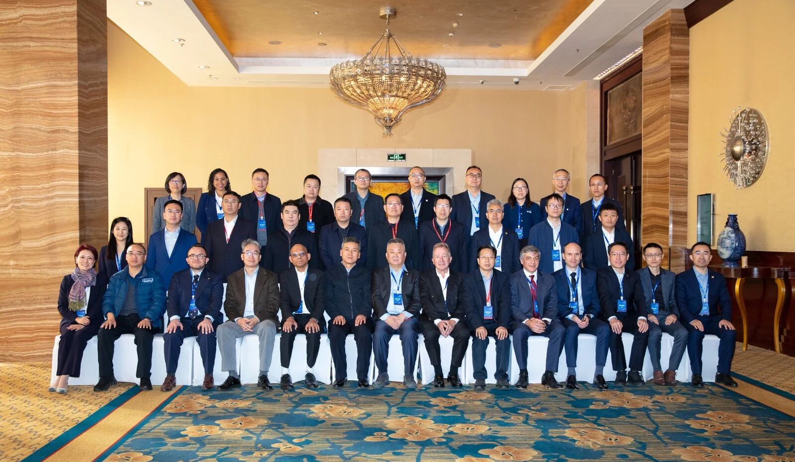 一群人站在地毯上AI 生成的內容可能不正確。